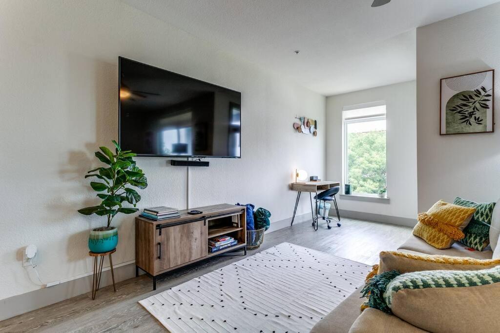30 Percent OFF Beautiful Riverwalk Condo #1535