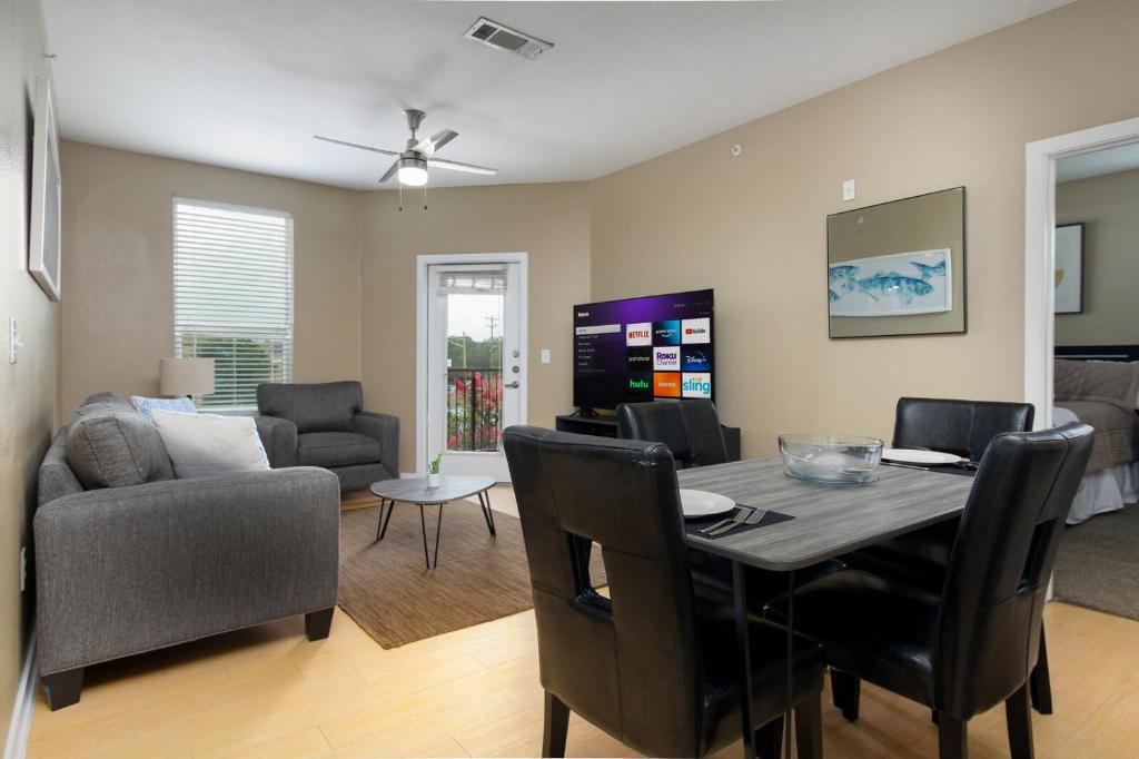Private 2BR APT Downtown By RiverWalk