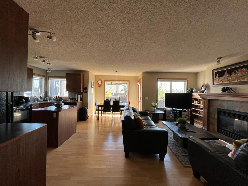 Spacious comfortable Air-Conditioned. Near airport!