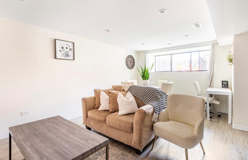 Cozy 2 brm apartment mins away from United Center