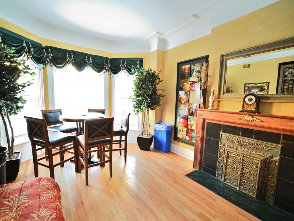 City Villa Sleeps 10-20 Free TV & Parking