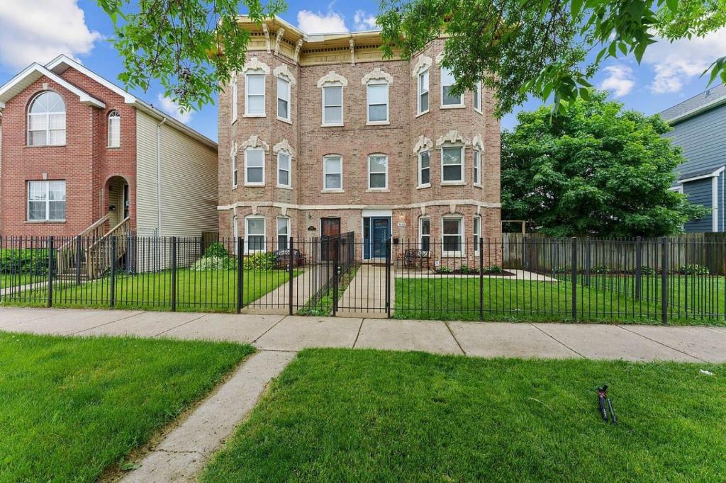 Spacious Row Home next Transit near Downtown w Parking