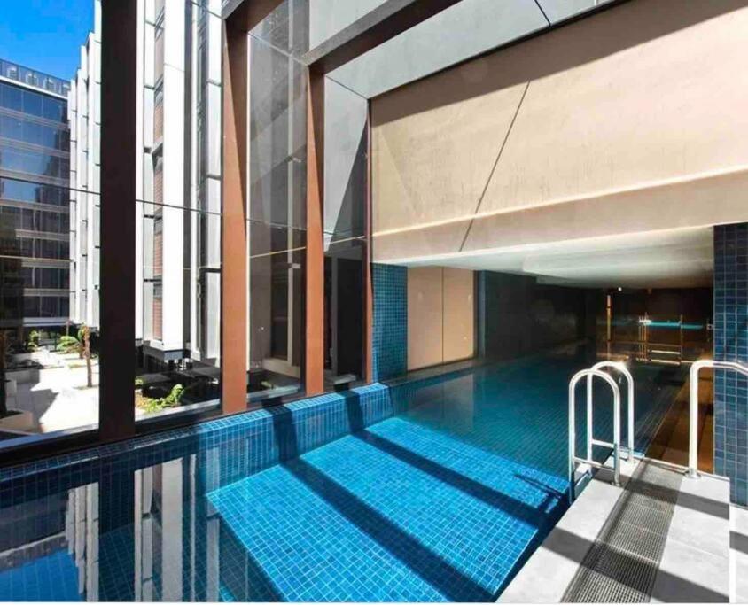 Midnight Luxe 1BR Executive Apartment in the heart of Braddon Views L7 Pool Sauna Gym Secure Parking Wifi Wine