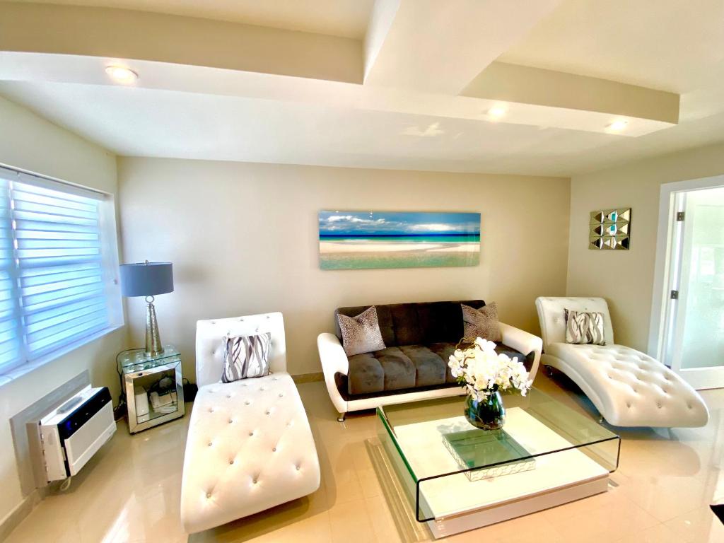 Modern waterfront apartment with Miami Skyline view on the bay 5 mins drive to Miami Beach with free parking