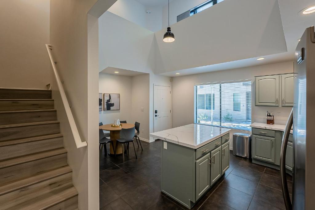 Modern 3 Bed - 3 Bath Townhouse w/ rooftop deck
