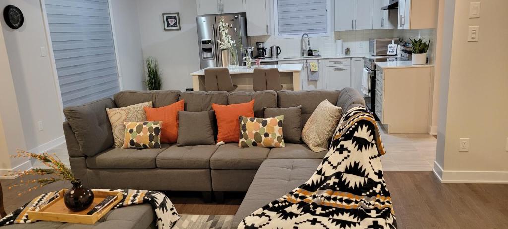 Joe & Aby's Luxury Getaway - 4 Bedrooms with 2 King & 2 Queen Beds