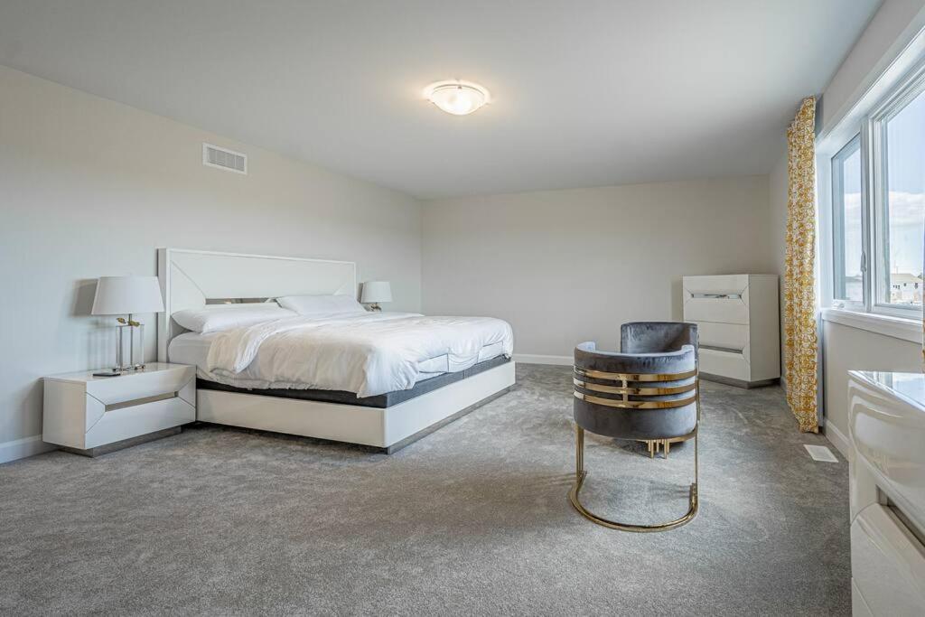 King Beds, Jacuzzi, 18mins D-Town & 7mins Ottawa Airport