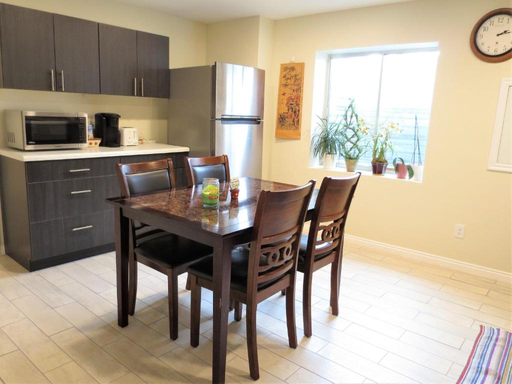 Entire Cozy Basement! Private Entrance! - Fast Wifi!