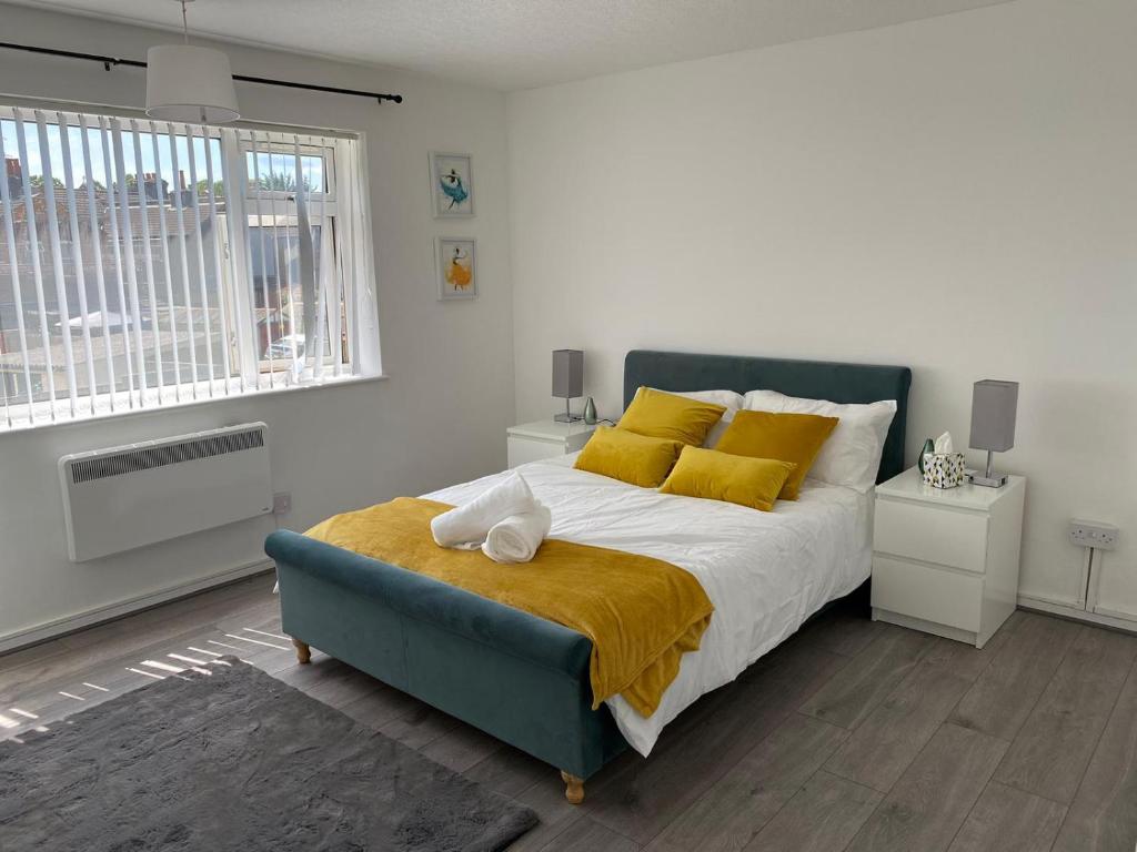 Two Bed Apartment near Luton Town Centre Free Wifi and Parking Sleeps 6