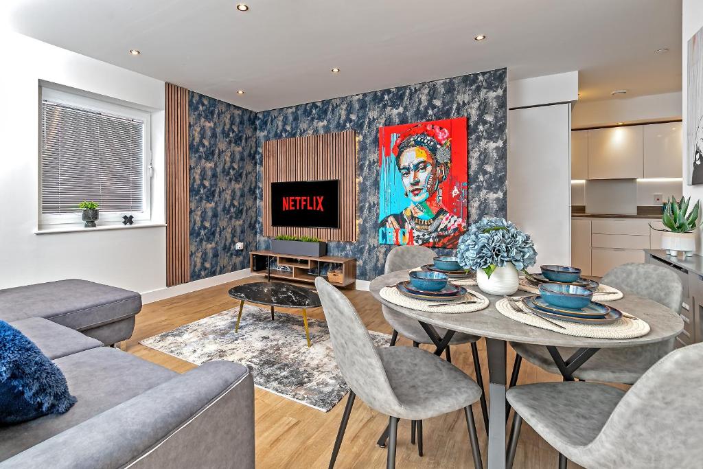 LUXURIOUS Apartment, FREE Parking, FANTASTIC Location, Close To Airport, Train Station And Town Centre