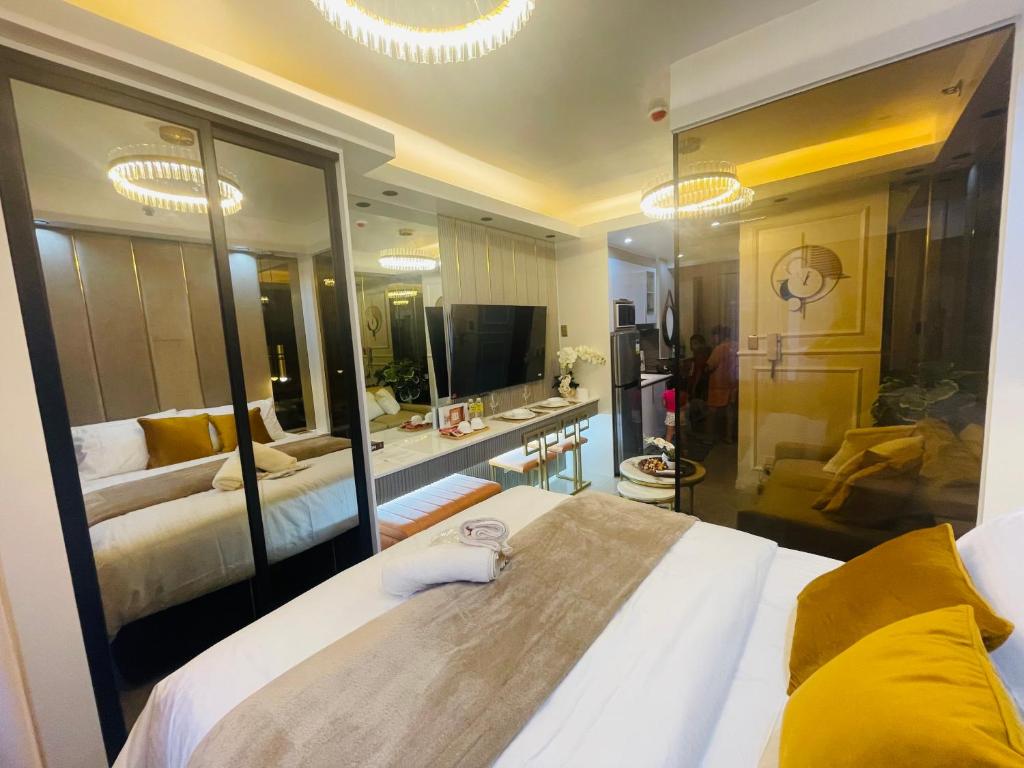 Yassi's Suite at MOA by DR Wall