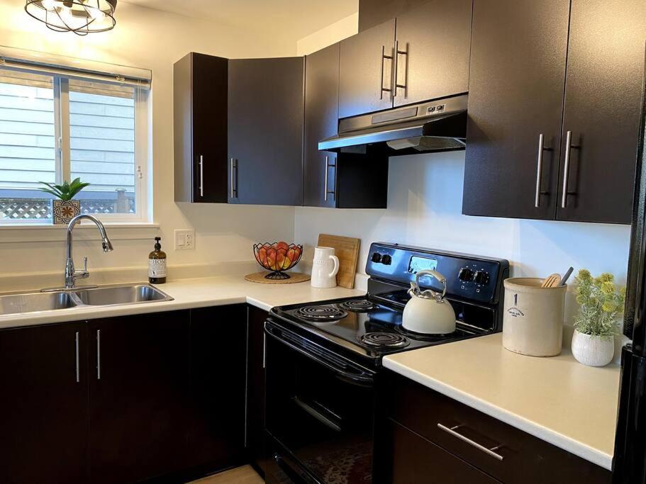 Cozy Lakeview Suite