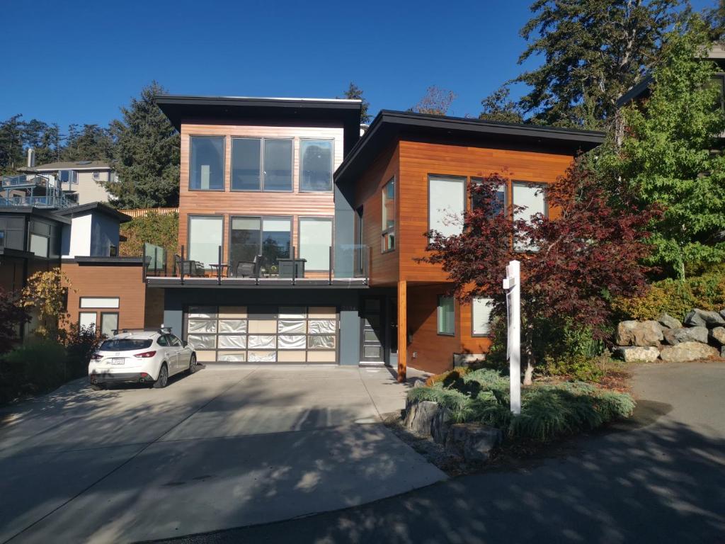 Luxury 5bed 4 bath home in West Saanich