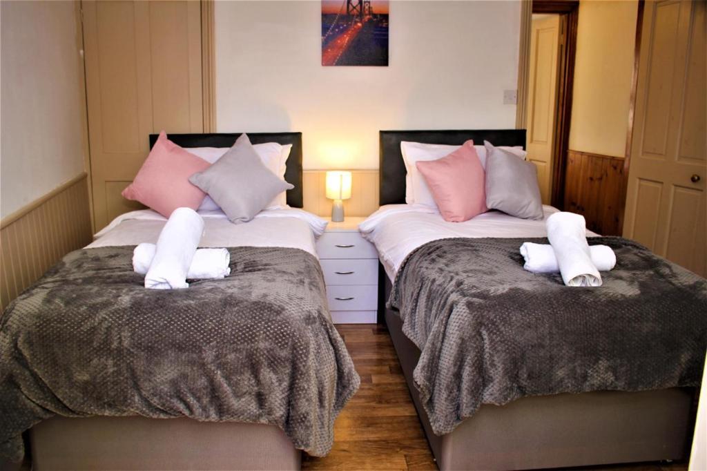 Convenient 2-Bedroom House for Contractors, Super Fast Wifi with Free Parking in Aylesbury, Pets are Welcome- Fran Properties
