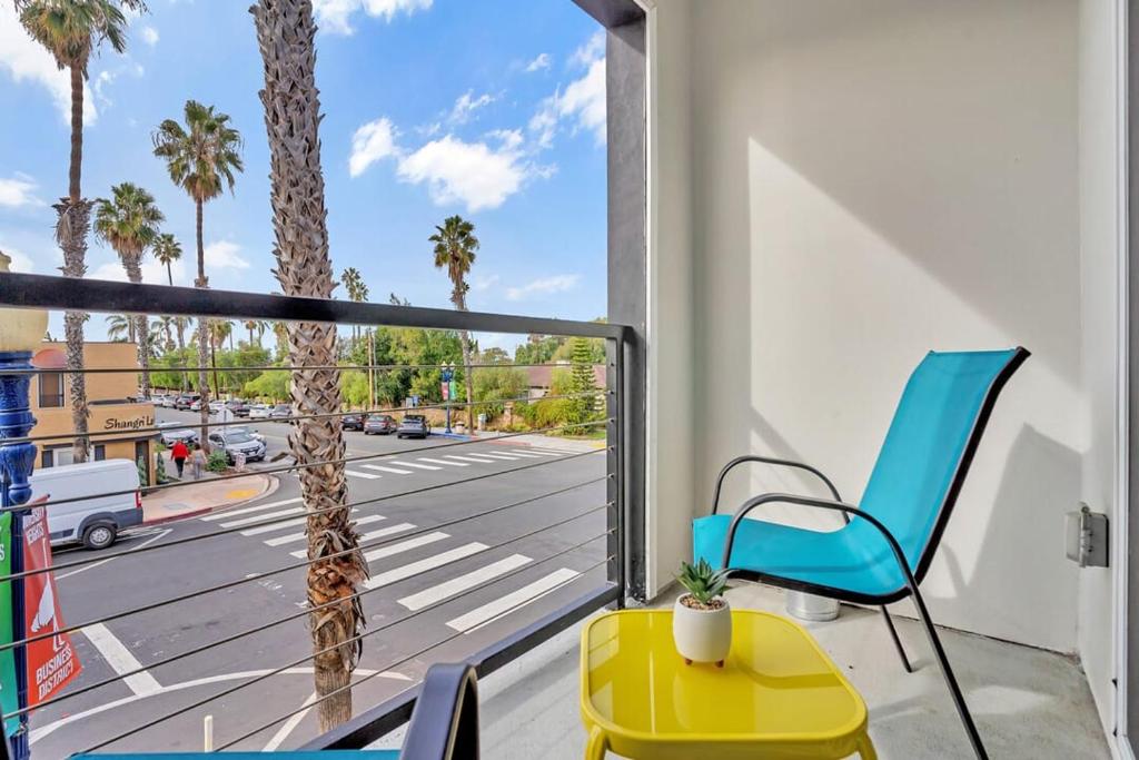 Professionals-Restaurants-FastWiFi-A C-Desk- Pets