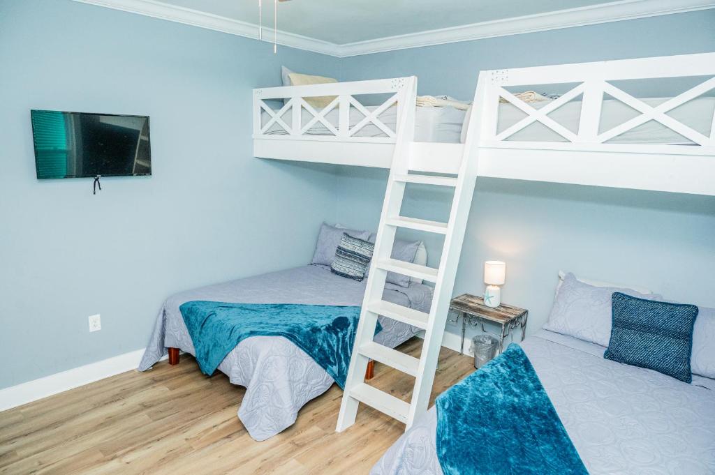 Cottage Beach House Steps From Beach 3 bedroom 2 bath