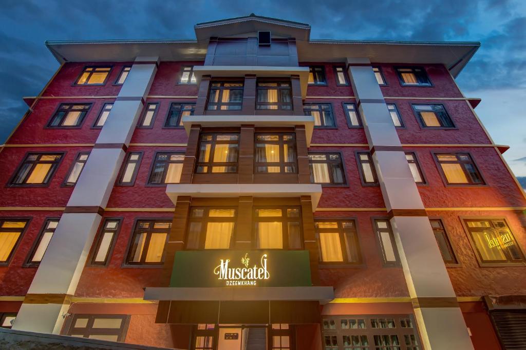 Muscatel Dzeemkhang - 400 Mts from MG Marg