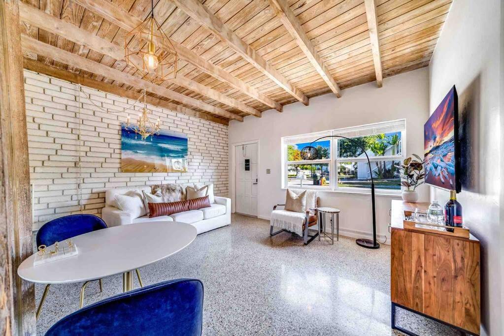 2 BD Delray Beach Cottage walk to The Ave & beach