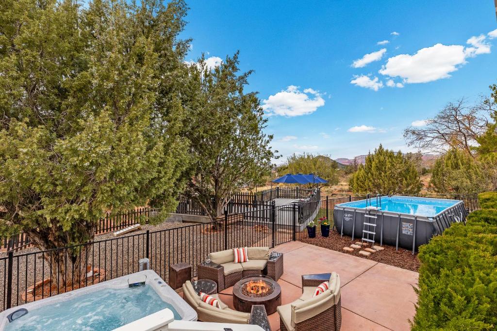 Serene Home- Sleeps 16 - Pet Friendly - Hot Tub - Pool