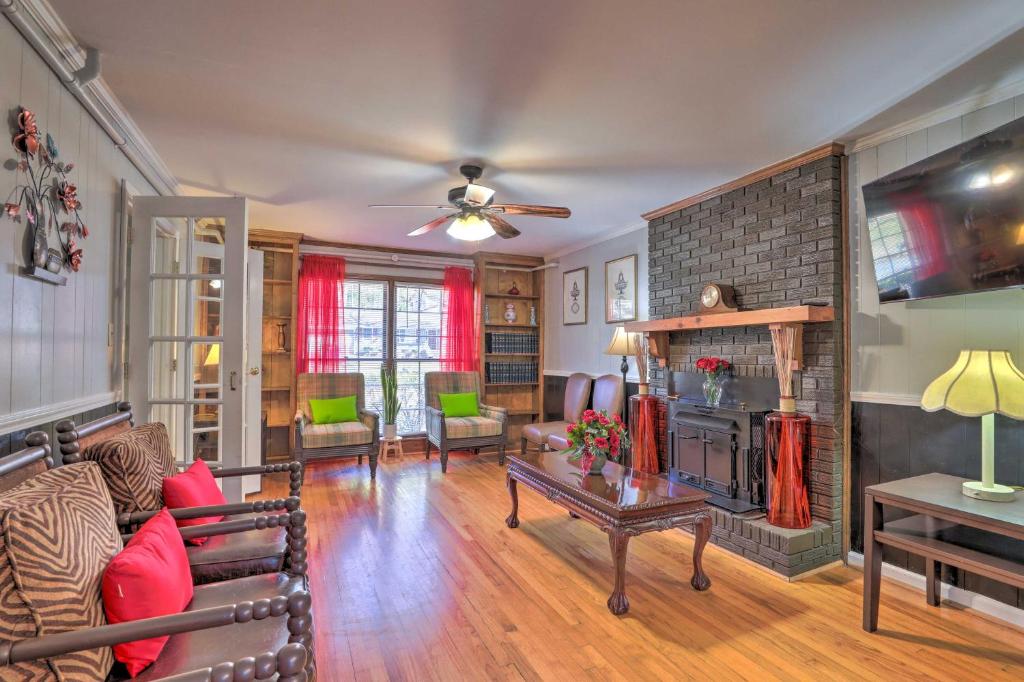 Welcoming Stone Mountain Home - Hiking Nearby