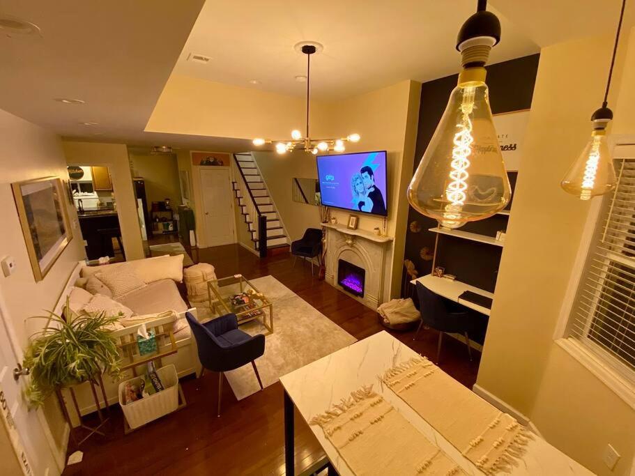 2 Bedroom Suite w/Daybed, Kitchen & 2Workspaces AC