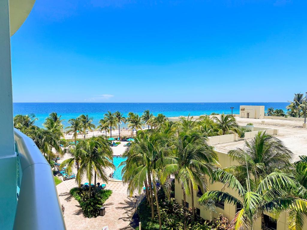 Modern 1 BDR Oceanview with direct beach access!