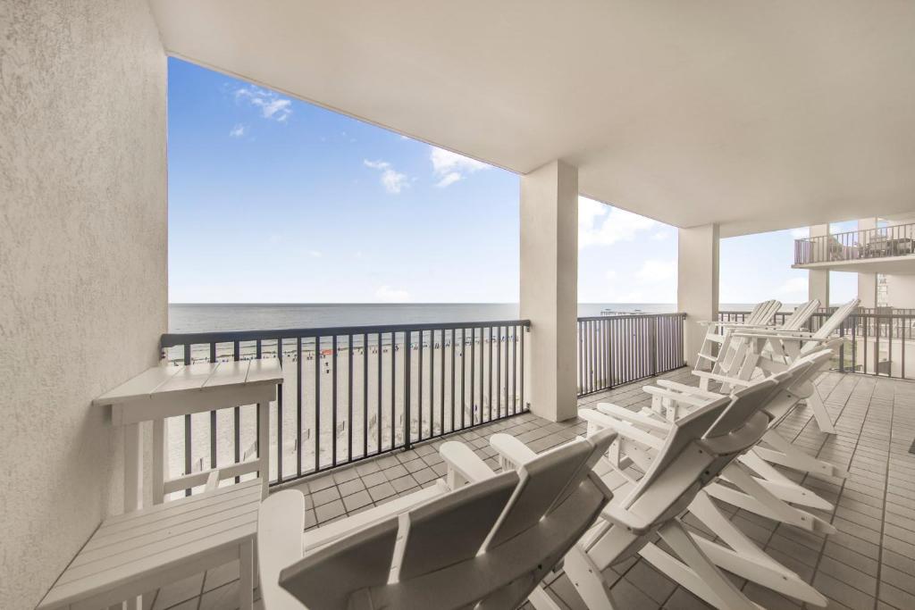 Beachfront Condo w Balcony & Pools-The Palms-504