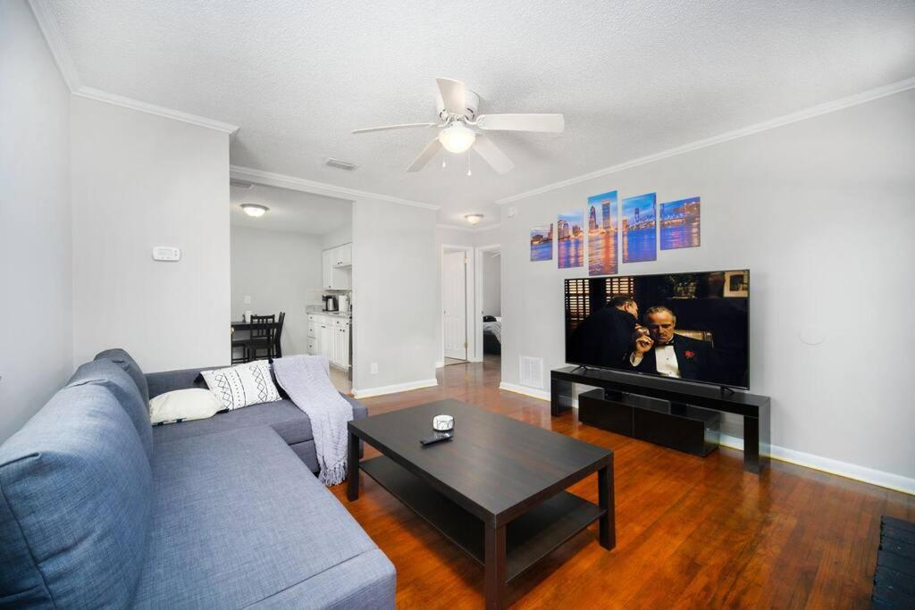 King Bedroom 2bed1bath Sleeps 5 Close To Town Center Downtown Beach Mayo Clinic
