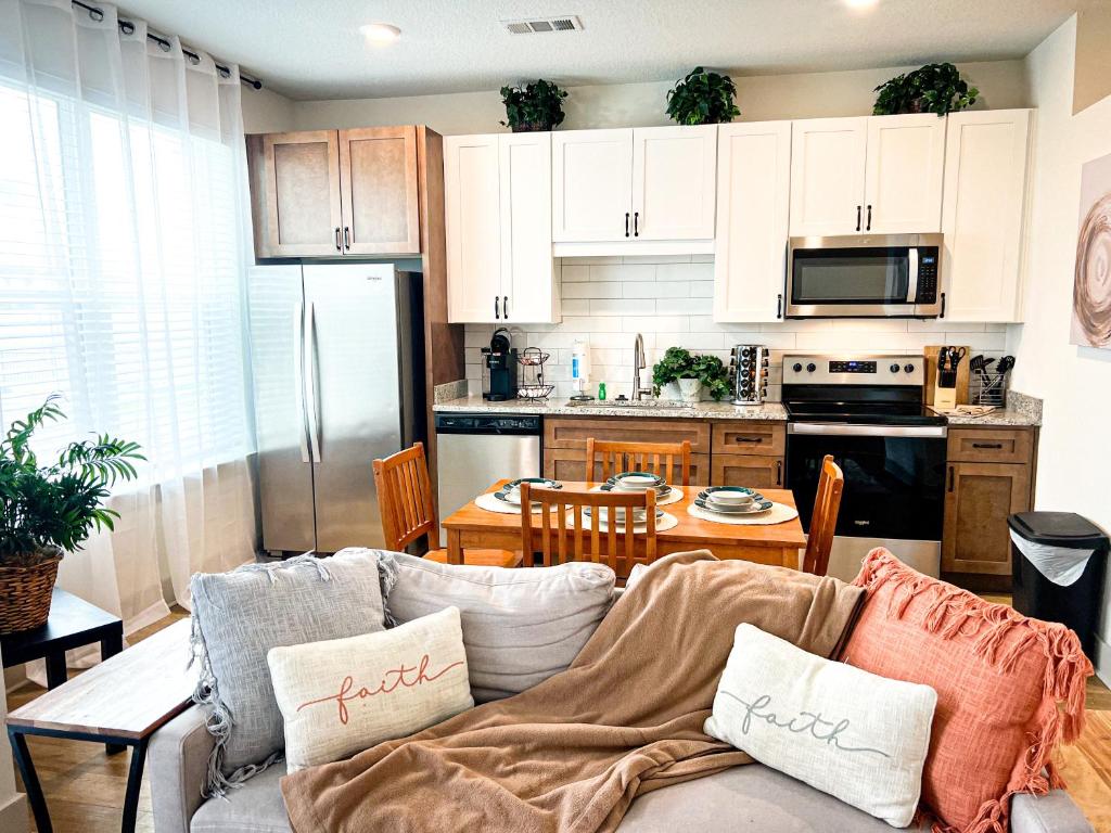 Upscale Condo Full Kitchen Balcony Rooftop Pool