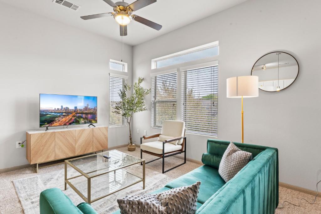 Vivant - Spacious 2BR King Bed Suites Close to Downtown and Airport