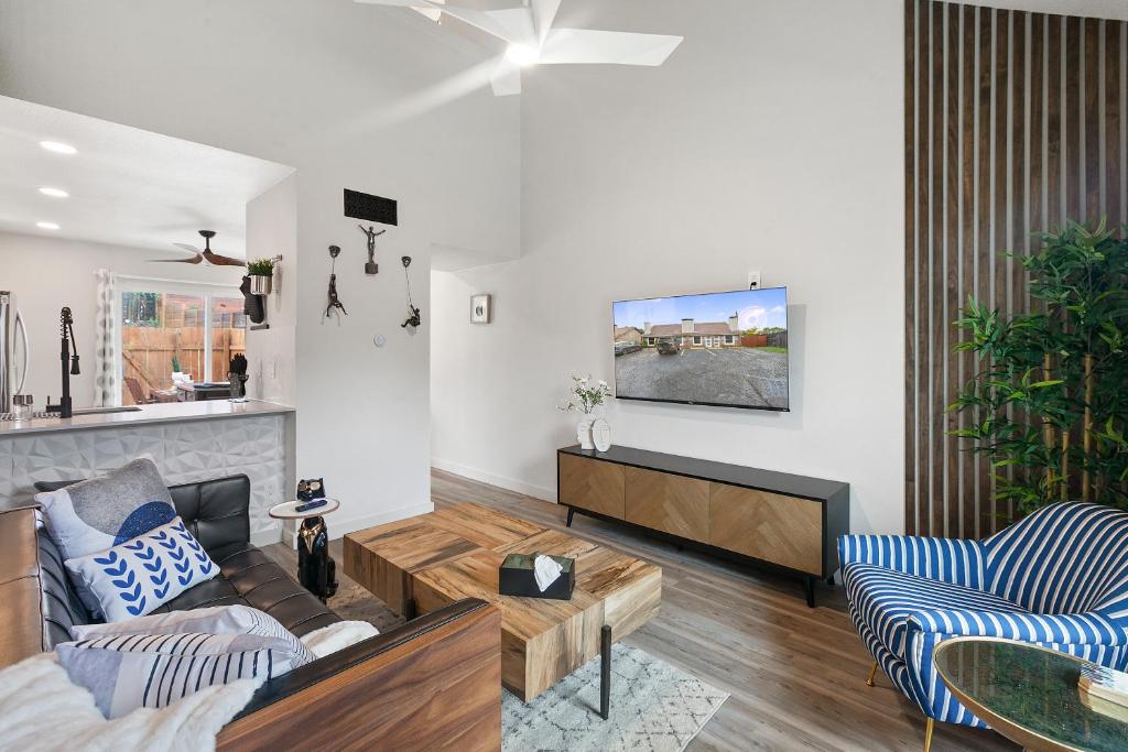 Contemporary Couples Getaway Near Austin Favorites - Loft 21