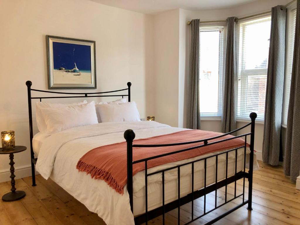 House with parking, short stroll to Quay, shops and restaurants
