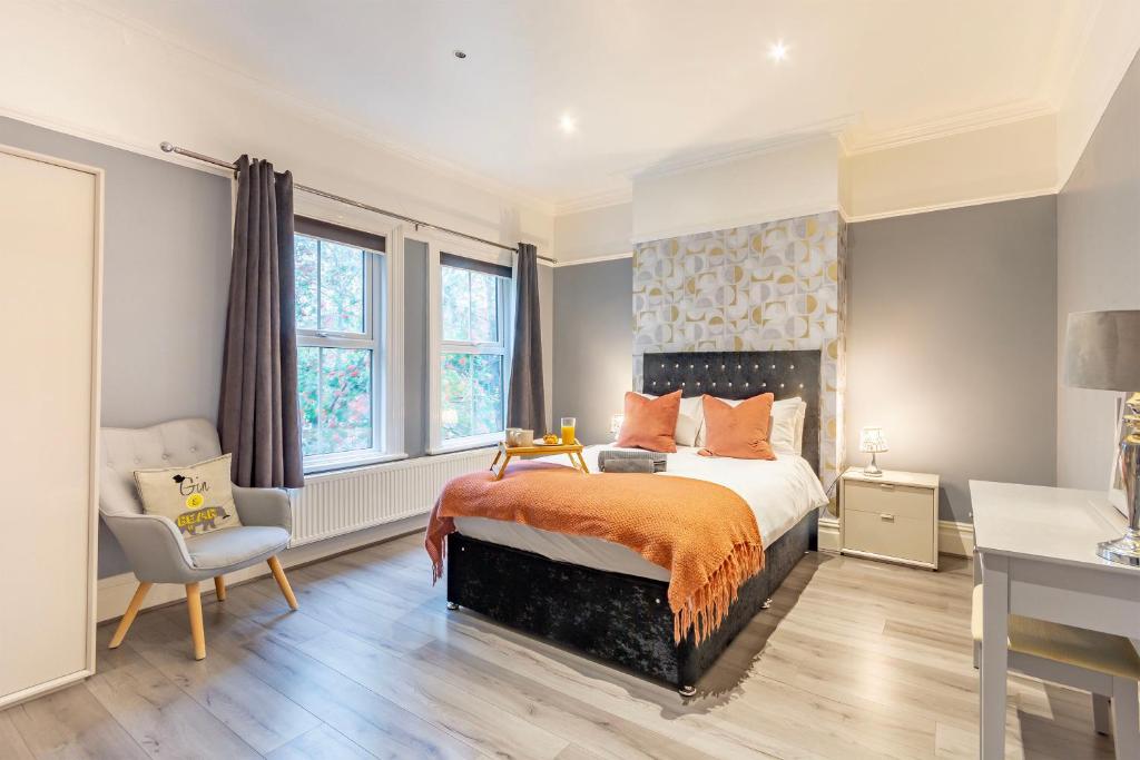City Centre 3 Bed - 1 Mile from the Hospital & Racecourse