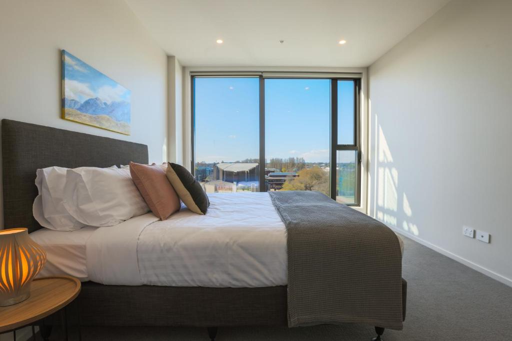 Luxury 2 Bedroom CBD Apartment with Free Parking