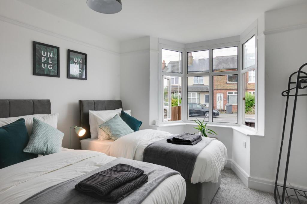 Spacious Three Bed Central Chelmsford House - Free Parking & Wifi