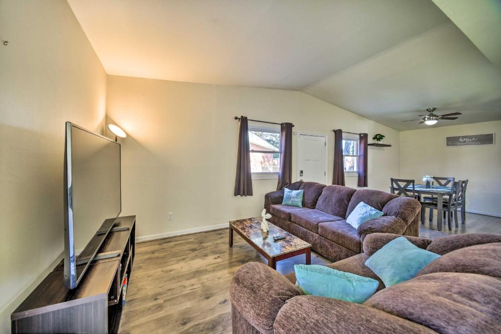 Norfolk Vacation Rental Patio, 3 Mi to Beaches!