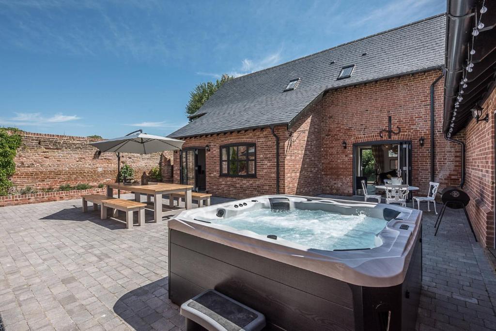 Chapel Cottage at Pond Hall Farm, Stunnning Property with Private Hot Tub