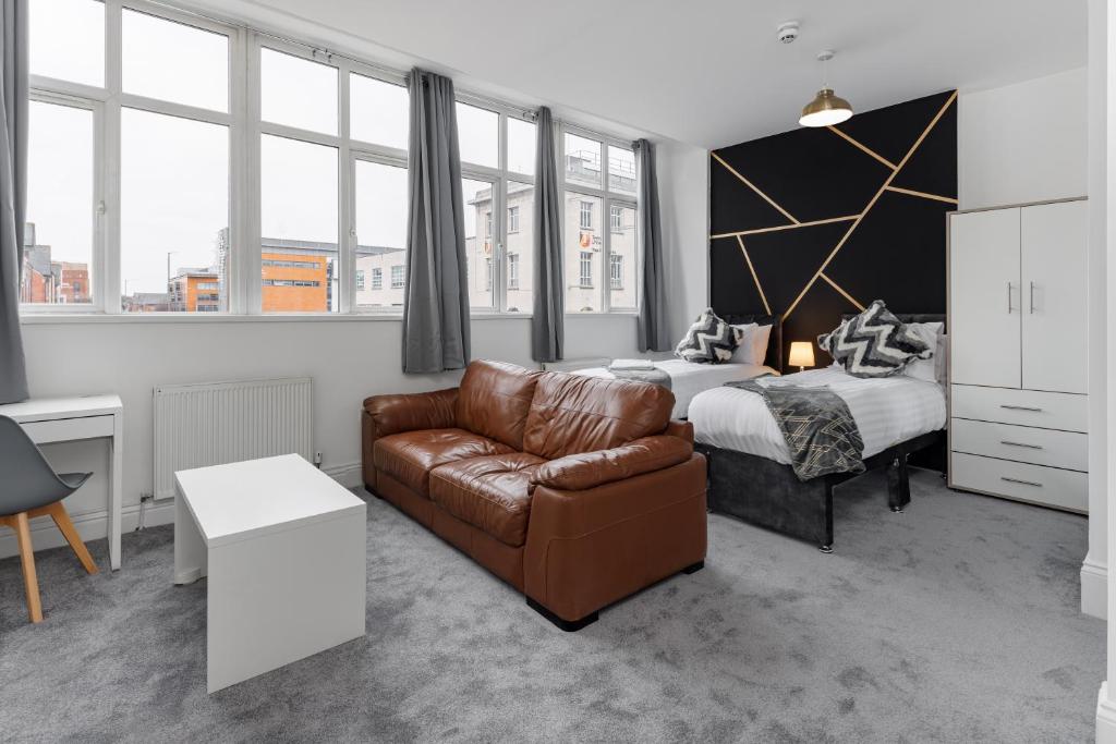 City Centre Studio 7 with Kitchenette, Free Wifi and Smart TV by Yoko Property