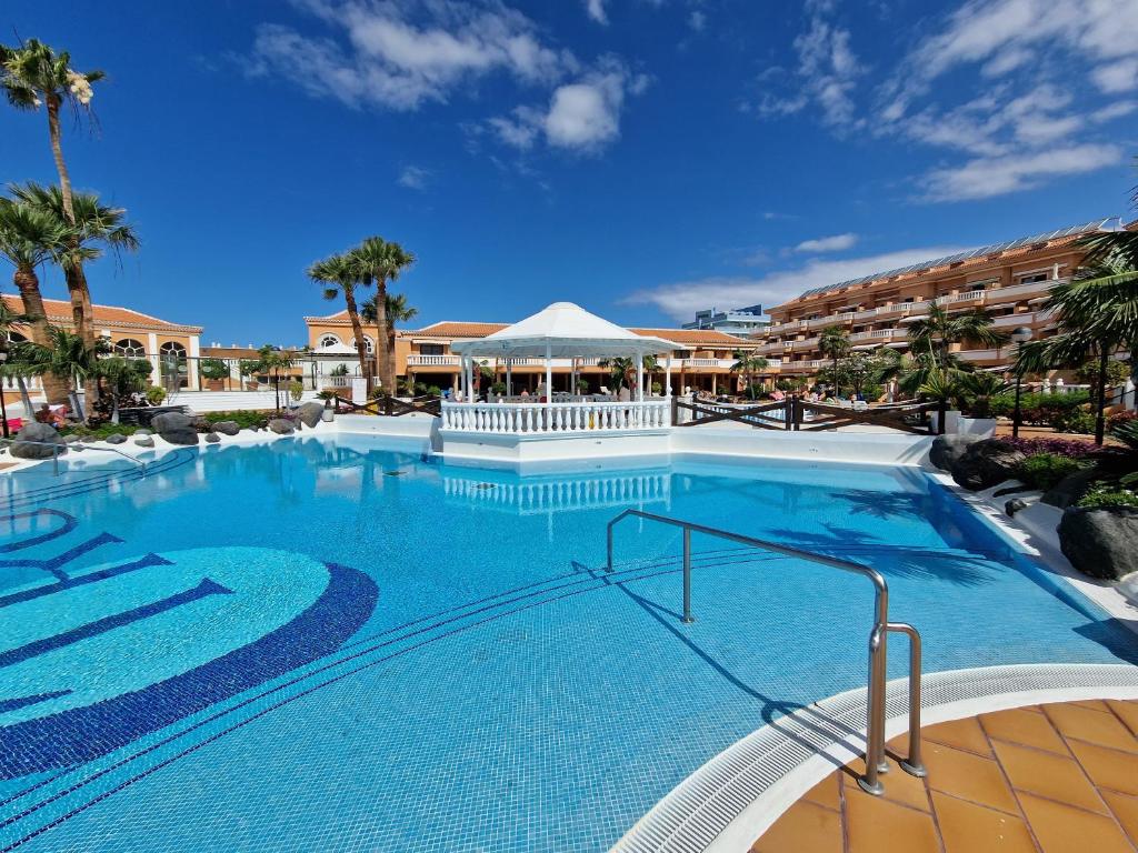 Apartment Playa Las Vistas with breathtaking sea view, only 100 m to the sea, heated pool, aircondition for a fee, wifi