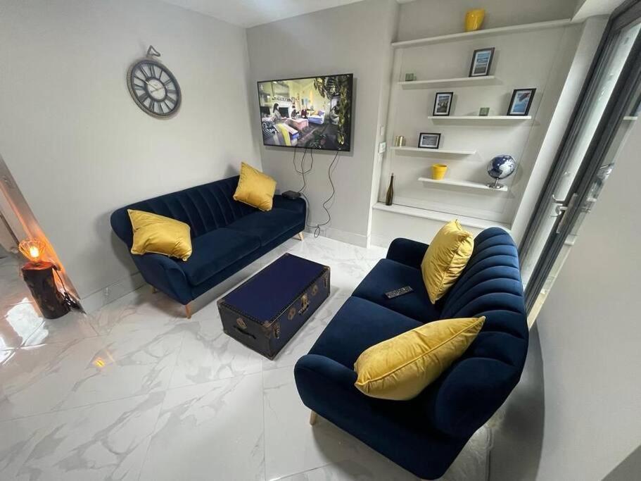 Modern 3 bed Townhouse newly refurbished free parking 10 mins walk to town centre , hospital and college. Wi-fi , Satellite TV, ideal rental for couples, families, professionals. Non smoking Premises