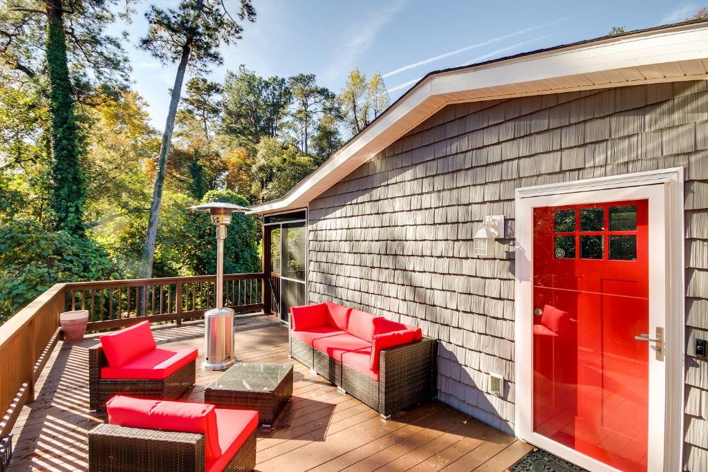 Step-Free Home with Fire Pit - 3 Miles to USC!