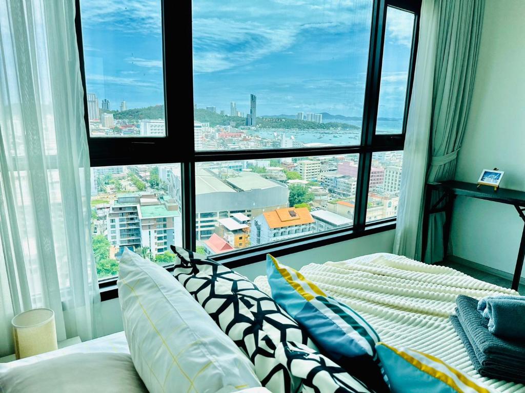 The BASE Central PATTAYA 2BED with SKY SeaView & Infinity Pool