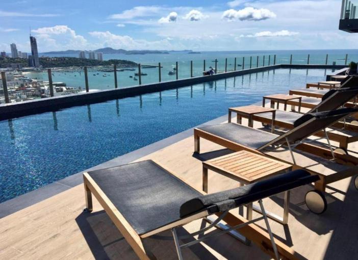 The Base Central PATTAYA SeaView with Infinity Pool & Free Netflix