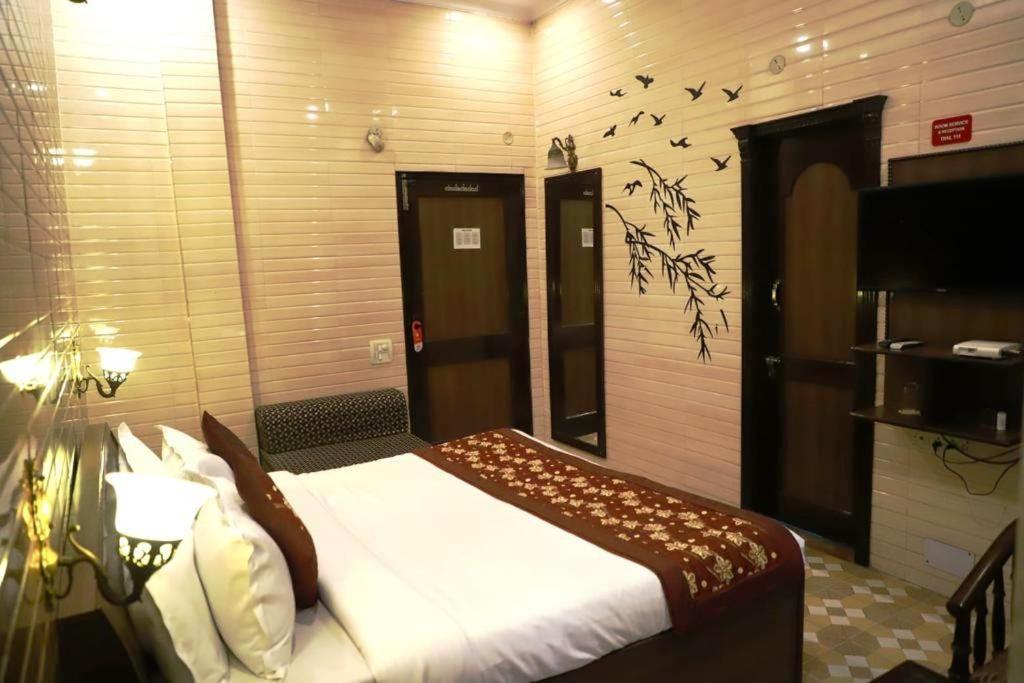 HOTEL HOLY CITY