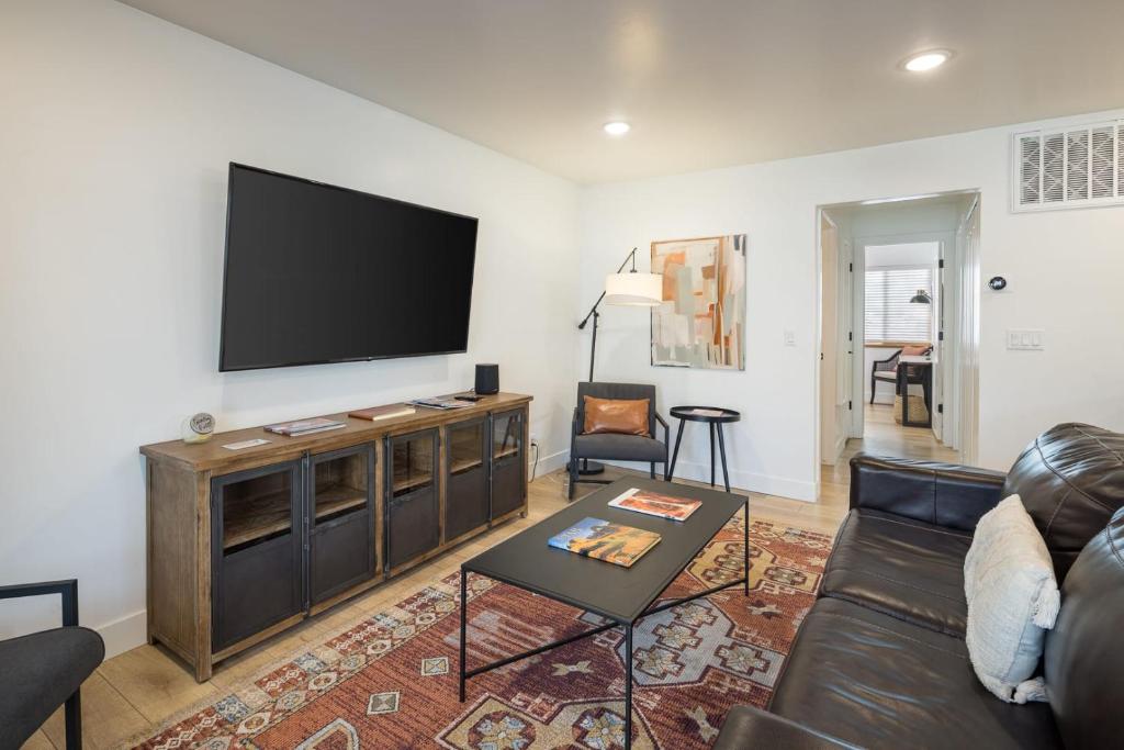 Near Downtown Stylish 2BR With Amazing Patio - 5
