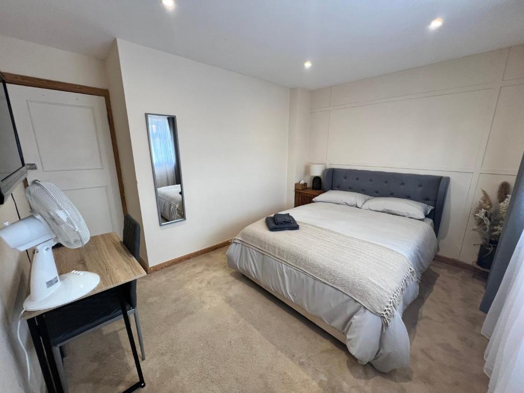 Beautiful Room for ONE Person - free Netflix, Amazon Prime & Disney plus