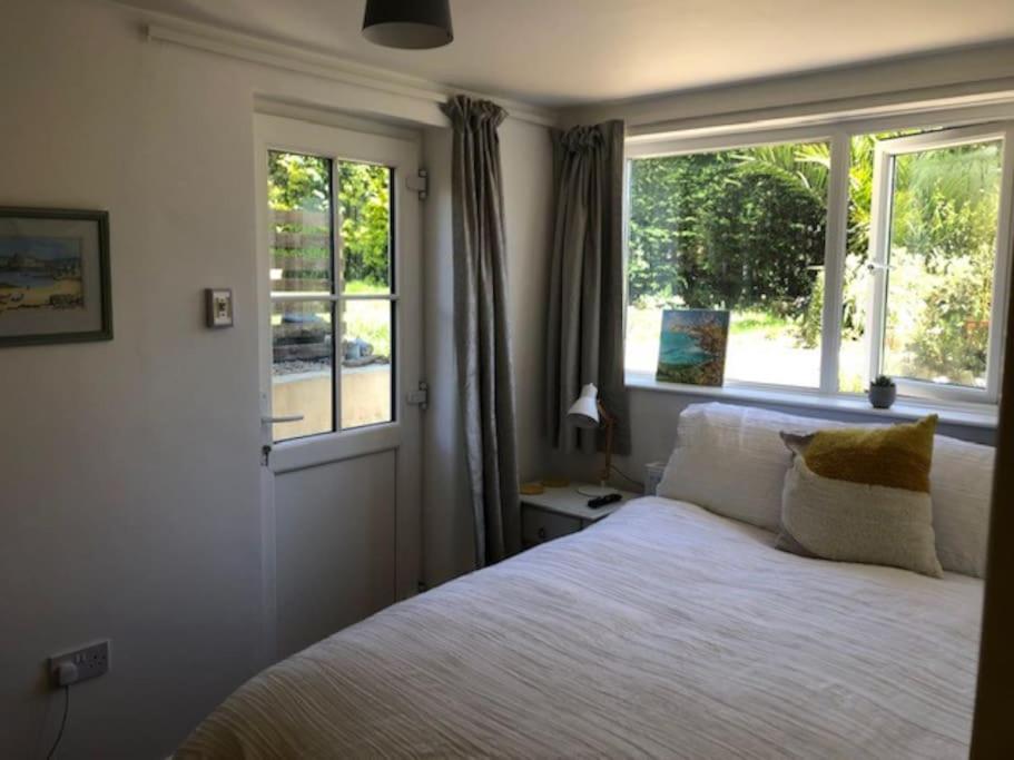 Light airy comfy small double room with en-suite