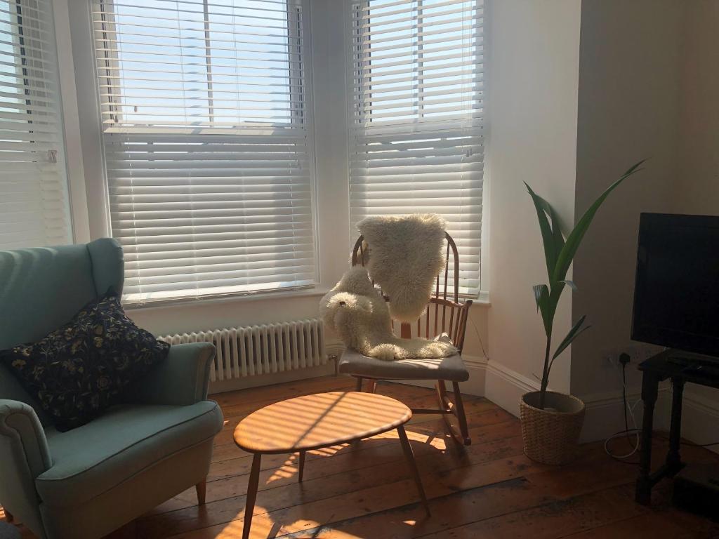 The Nest, Central Falmouth, 10 mins to the beaches and off street parking