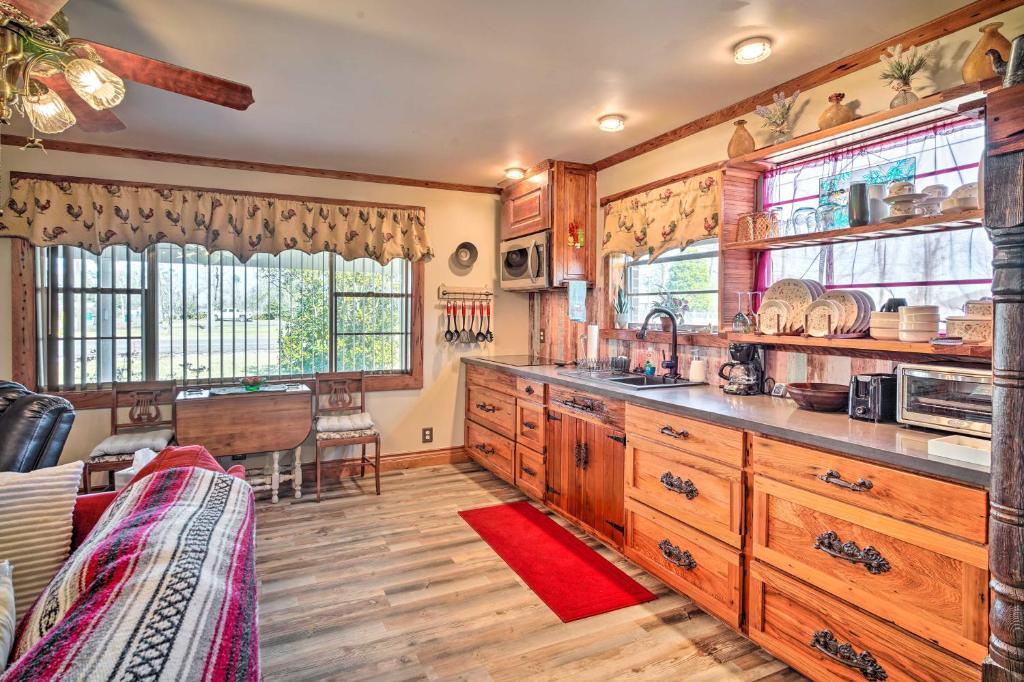 Cozy Lake Charles Studio with Golf Course Views
