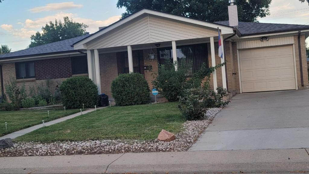 A cozy room in a quiet and conveniently located area in Metro Denver